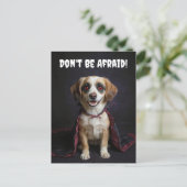 ハロウィーンかわいい吸血鬼の子犬おもしろい シーズンポストカード (スタンド正面)