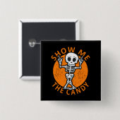 ハロウィーンでキャンディのスケルトンを見せる 缶バッジ (正面&裏面)