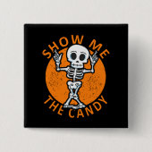 ハロウィーンでキャンディのスケルトンを見せる 缶バッジ (正面)