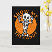 ハロウィーンでキャンディスケルトンを見る カード (黄色い花)