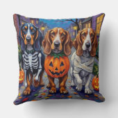 ハロウィーンでバセット犬のトリックまたは治療 クッション (裏面)