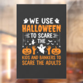 ハロウィーンで子供たちを怖がらせる銀行員大人デザイン ウィンドウサイン (シート2)