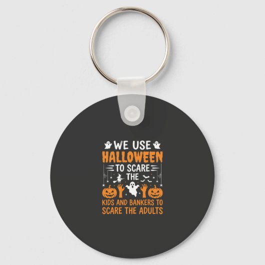 ハロウィーンで子供たちを怖がらせる銀行員大人デザイン キーホルダー (正面)