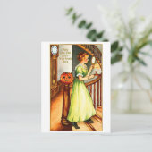 ハロウィーンで鏡を見ている若い女性 ポストカード (スタンド正面)