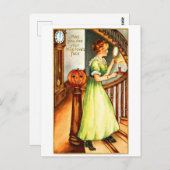 ハロウィーンで鏡を見ている若い女性 ポストカード (正面/裏面)