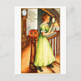 ハロウィーンで鏡を見ている若い女性 ポストカード