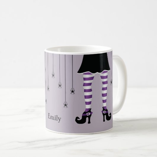 ハロウィーンという名前の紫の魔女の脚とクモ コーヒーマグカップ (正面右)