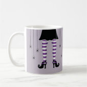 ハロウィーンという名前の紫の魔女の脚とクモ コーヒーマグカップ (左)