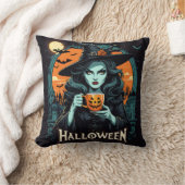 ハロウィーンにカボチャのマグを持つ魔女 クッション (ブランケット)