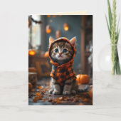 ハロウィーンに黒とオレンジのコートを着た可愛い子猫 カード (正面)