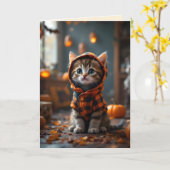 ハロウィーンに黒とオレンジのコートを着た可愛い子猫 カード (黄色い花)
