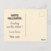 ハロウィーンに黒とオレンジのコートを着た可愛い子猫 ポストカード (裏面)