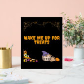 ハロウィーンのお菓子の準備ができて眠いナマケモノ！クラシックT アクリルサイン (ウェディング)