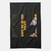 ハロウィーンのお菓子の準備ができて眠いナマケモノ!クラシックT キッチンタオル (縦)