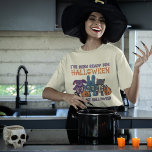 ハロウィーンのかわいいグラフィックの準備ができている Tシャツ<br><div class="desc">ハロウィンに夢中か？この可愛いグラフィックティーで世界に知らせなさい。前回のハロウィーン以来ハロウィーンの準備ができているおもしろいのスローガンを特集し、ベルトにスケルトンが見える、ちょっと不気味なぬいぐるみのイラストを可愛らしい。紫色の子犬とティール（緑がかった色）のウサギと木炭の灰色の子猫がいる。彼らはボタンの目と小さなパッチを持ち、いくつかの一致するオレンジ色のカボチャを伴う。</div>