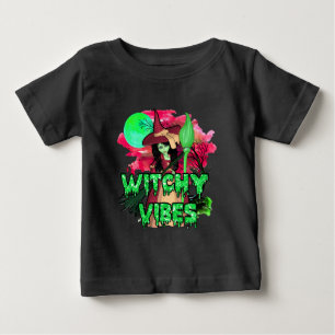 ハロウィーンのウィッチーな雰囲気 ベビーTシャツ