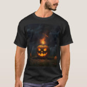 ハロウィーンのカボチャが草の中で燃えている Tシャツ (正面)