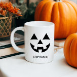 ハロウィーンのカボチャのちょうちんカボチャ顔名前をカスタムする マグカップ<br><div class="desc">私たち祝のパンプキンの顔とスタイルの間にCOFFEE MUG独占的は、あなたのスタイルに合わせることができる多用途のカスタマイズアクセサリー。あなたの名前またはカスタムメッセージを追加して本当にあなたの名前にする。このMAGはハロウィンのお洒落不気味さとおもしろいの側面をシームレスに融合するカボチャデザインを備えている。あなたはトリックやトリートメント、コスチュームパーティーへの参加など、お菓子を集めたり、ハロウィーンのお祝いに個人的なtouchを追加したりするのにしゃれているは、完璧な仲間である。</div>