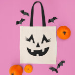 ハロウィーンのカボチャのちょうちんガーリーパンプキン顔ハロウィーン トートバッグ<br><div class="desc">この祝かぼちゃ顔トートバッグとスタイルしてガーリーハロウィン。このおもしろいハロウィーンのカボチャのちょうちんデザインは鮮やかな歯の笑顔と素晴らしい睫毛を持っている！</div>