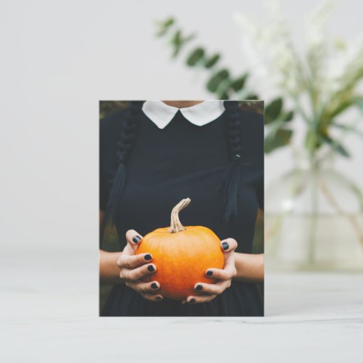 ハロウィーンのカボチャの女の子の黒いドレス シーズンポストカード (スタンド正面)