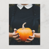 ハロウィーンのカボチャの女の子の黒いドレス シーズンポストカード (正面)
