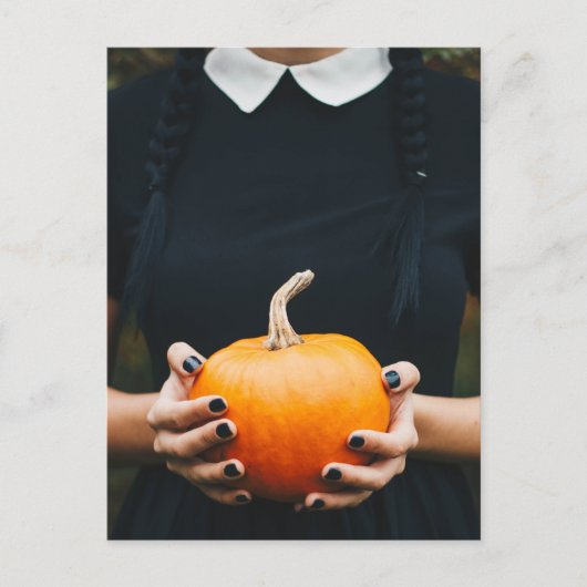 ハロウィーンのカボチャの女の子の黒いドレス シーズンポストカード (正面)