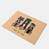 ハロウィーンのコスチュームで犬をトリックまたは治療する ドアマット (アングル)