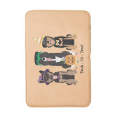 ハロウィーンのコスチュームで犬をトリックまたは治療する バスマット (正面縦)