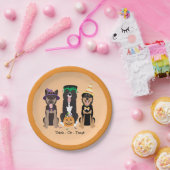 ハロウィーンのコスチュームで犬をトリックまたは治療する ペーパープレート (パーティー)