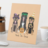 ハロウィーンのコスチュームで犬をトリックまたは治療する 台座サイン (インサイチュ)