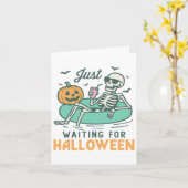 ハロウィーンのスケルトンおもしろいSを待っ不気味ている カード (黄色い花)