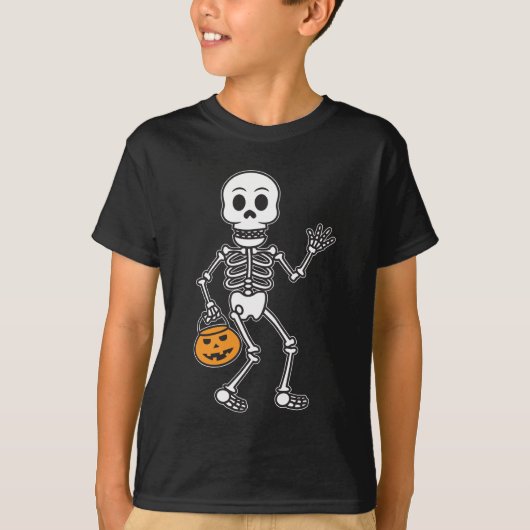 ハロウィーンのスケルトンのトリックまたは治療 Tシャツ (正面)