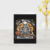 ハロウィーンのスケルトンコーヒーを待っている不気味 カード (黄色い花)