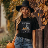 「ハロウィーンのスケルトンシャツを待ってるだけだ | おもしろい Tシャツ