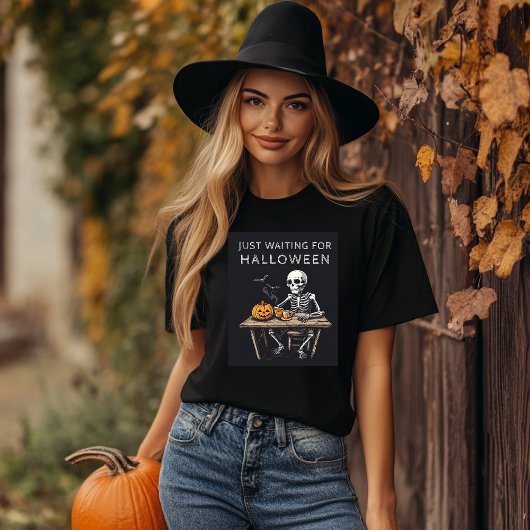 「ハロウィーンのスケルトンシャツを待ってるだけだ | おもしろい Tシャツ
