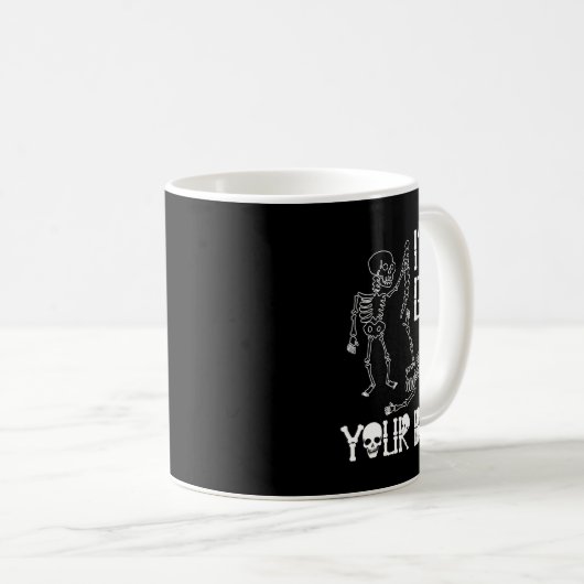 ハロウィーンのスケルトン得はCkのコスチュームを持つ男性を持ち去る コーヒーマグカップ (正面右)