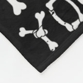 ハロウィーンのスケルトン得はCkのコスチュームを持つ男性を持ち去る フリースブランケット (角)