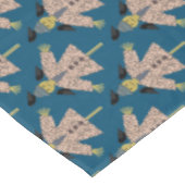 ハロウィーンのストローとラヴェンスパターン(の模様が)ある テーブルクロス (アングル)