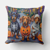 ハロウィーンのダックスント犬のトリックまたは治療 クッション (正面)