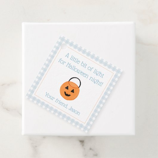 ハロウィーンのナイトトリックまたは子供の青を扱うライト フェイバータグ (インサイチュ)