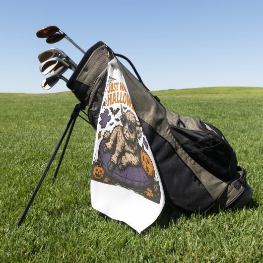 ハロウィーンのハイランド・カウズを待っている ゴルフタオル (グリーン)