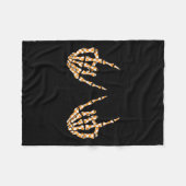 ハロウィーンのパタ市松模様にーンスケルトンの手の上の岩 フリースブランケット (正面(横))