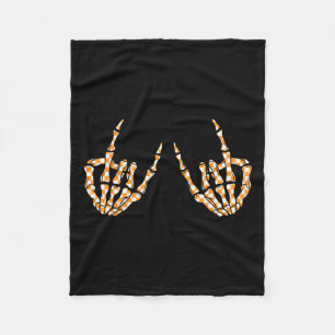 ハロウィーンのパタ市松模様にーンスケルトンの手の上の岩 フリースブランケット