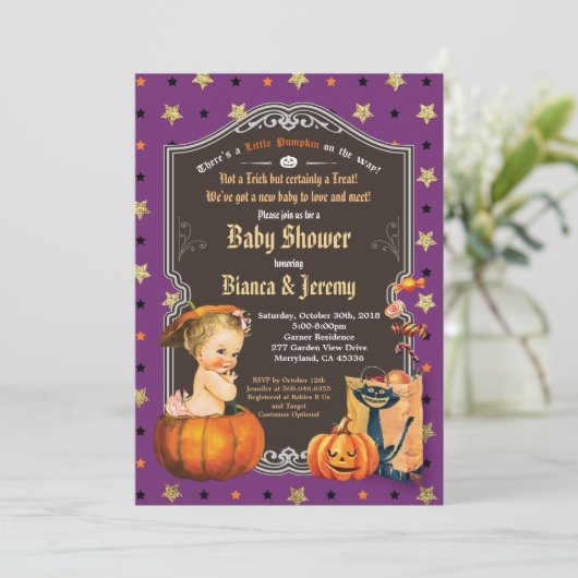 ハロウィーンのベビーガールのカップルがシャワー紫の金ゴールド 招待状 (スタンド正面)