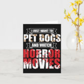 ハロウィーンのホラー映画を見ながら犬を撫でたい カード (黄色い花)