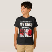 ハロウィーンのホラー映画を見ながら犬を撫でたい Tシャツ (正面フル)