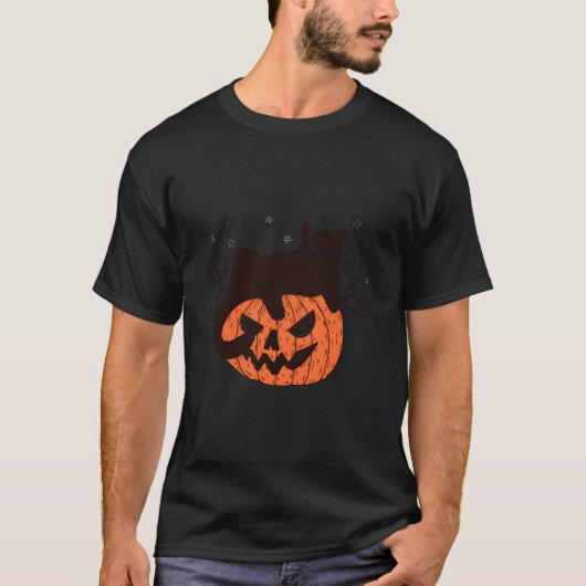 ハロウィーンの不気味な季節を象徴するカボチャの上の黒猫 Tシャツ (正面)