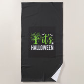 ハロウィーンの不気味な木のコウモリベクター デザイン_1 ビーチタオル (正面)