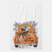 ハロウィーンの収穫オレンジピックアップトラックとカボチャ キッチンタオル (縦)