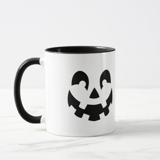 ハロウィーンの名前を持つ白黒カボチャ顔 マグカップ (左)